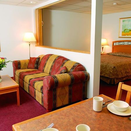 Grouse Inn West Vancouver Room photo