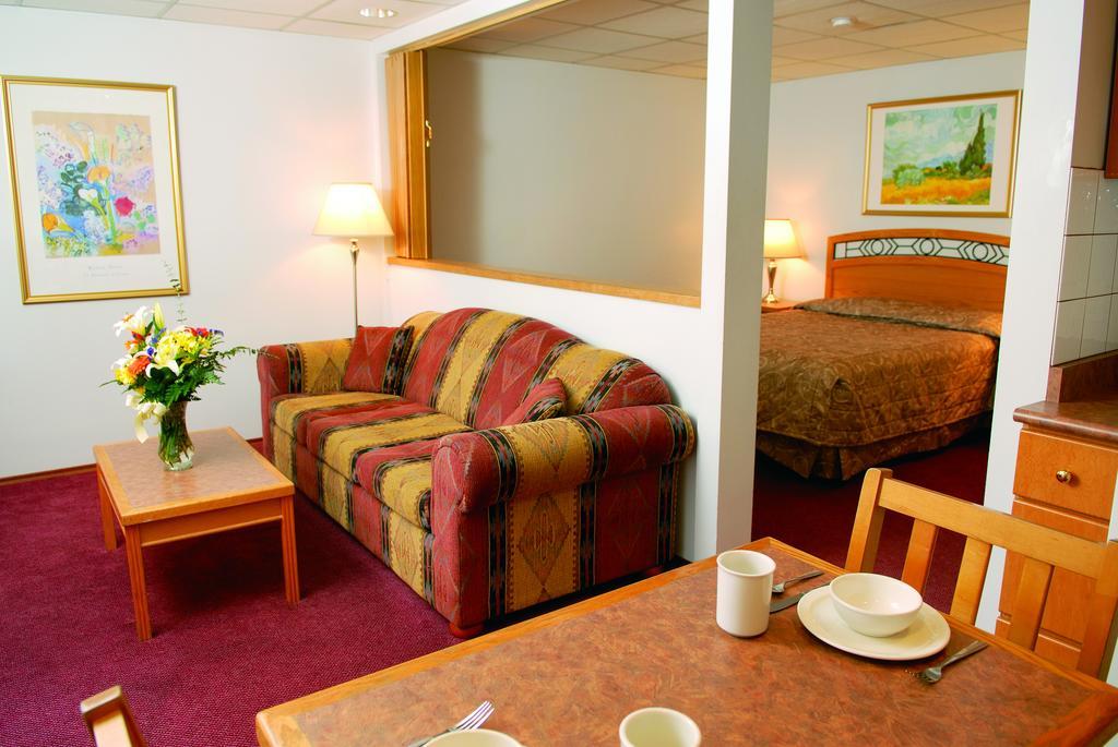 Grouse Inn West Vancouver Room photo