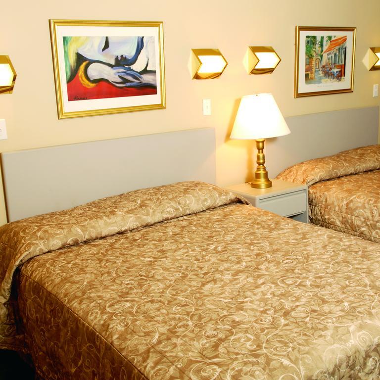 Grouse Inn West Vancouver Room photo