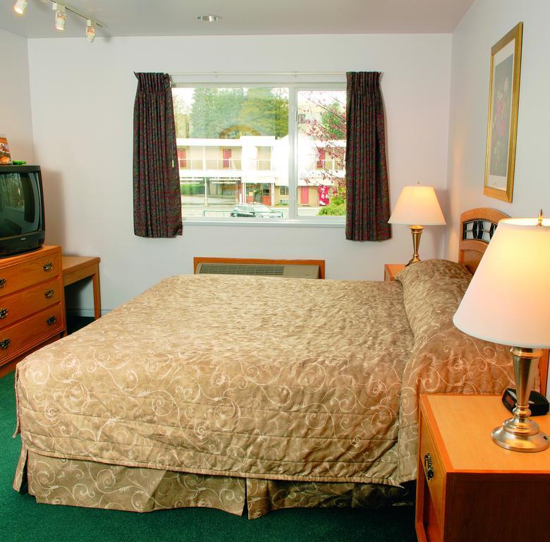 Grouse Inn West Vancouver Room photo