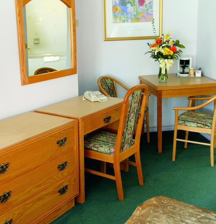 Grouse Inn West Vancouver Room photo